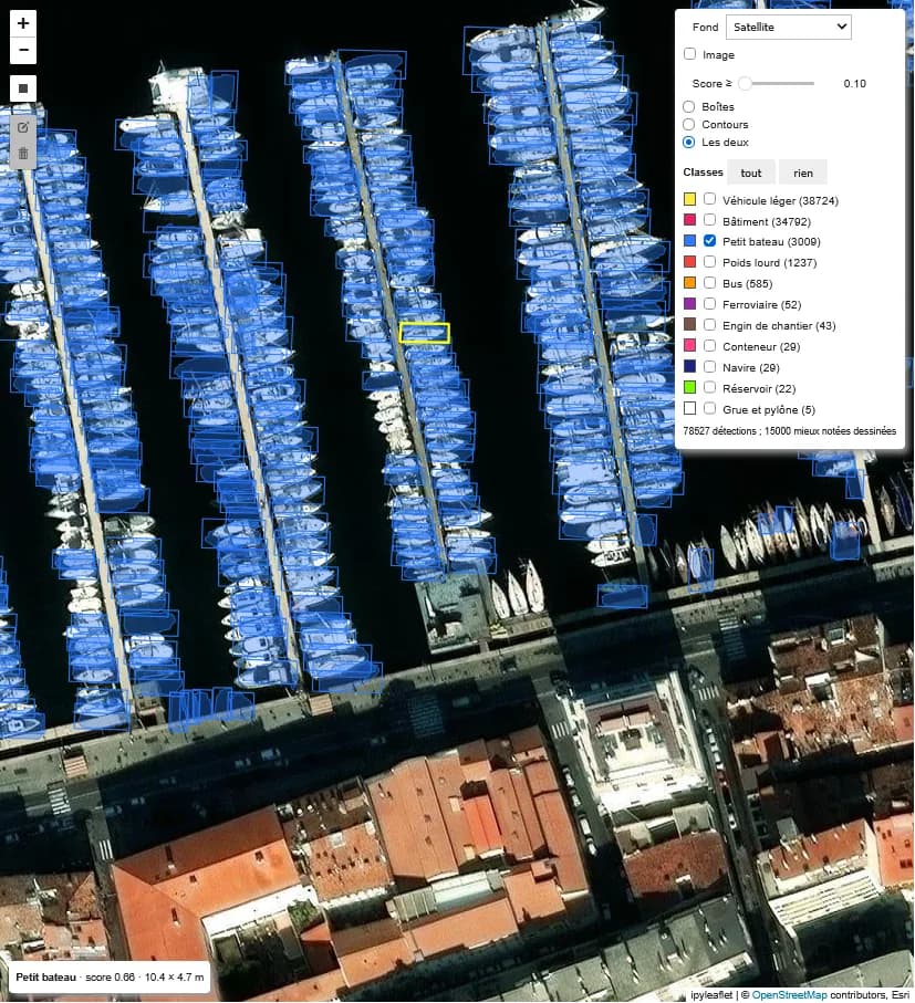 Petits bateaux détectés dans un port de plaisance, avec boîtes et contours